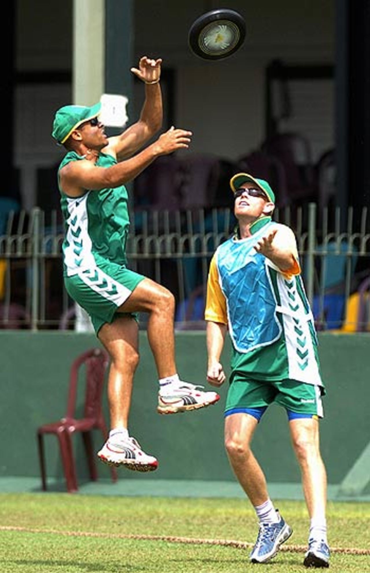 Ashwell Prince and Shaun Pollock play frisbee, Colombo, August 2, 2006
