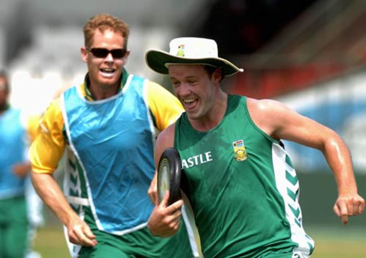 AB de Villiers has the frisbee and is keen on keeping it, Colombo, August 2, 2006