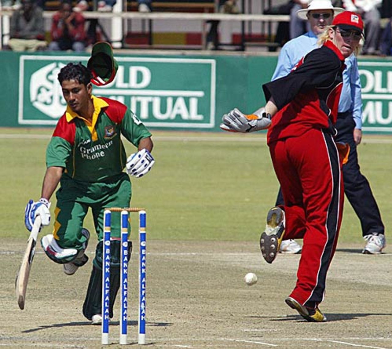 Mohammad Ashraful scampers home, Zimbabwe v Bangladesh, 3rd ODI, Harare, August 2, 2006