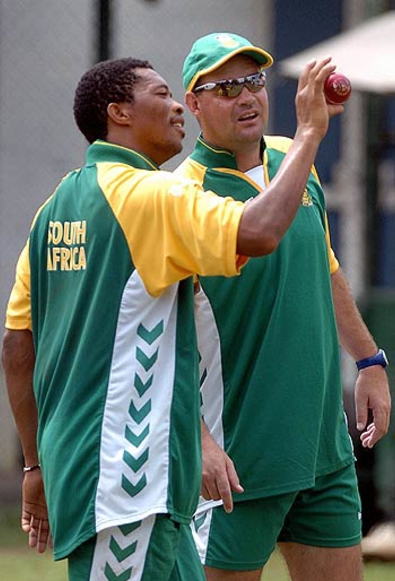 Makhaya Ntini shares his ideas with Mickey Arthur, Sinhalese Sports Club, Colombo, August 2, 2006