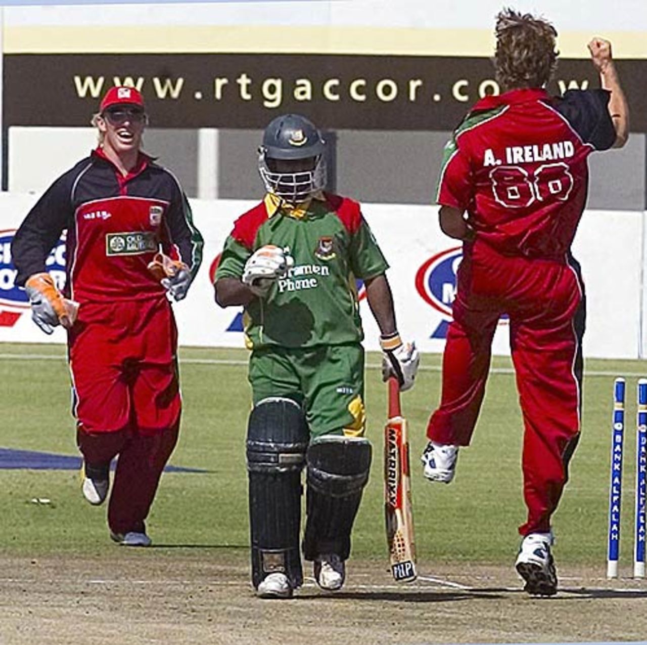 Anthony Ireland celebrates Aftab Ahmed's wicket, Zimbabwe v Bangladesh, 3rd ODI, Harare, August 2, 2006