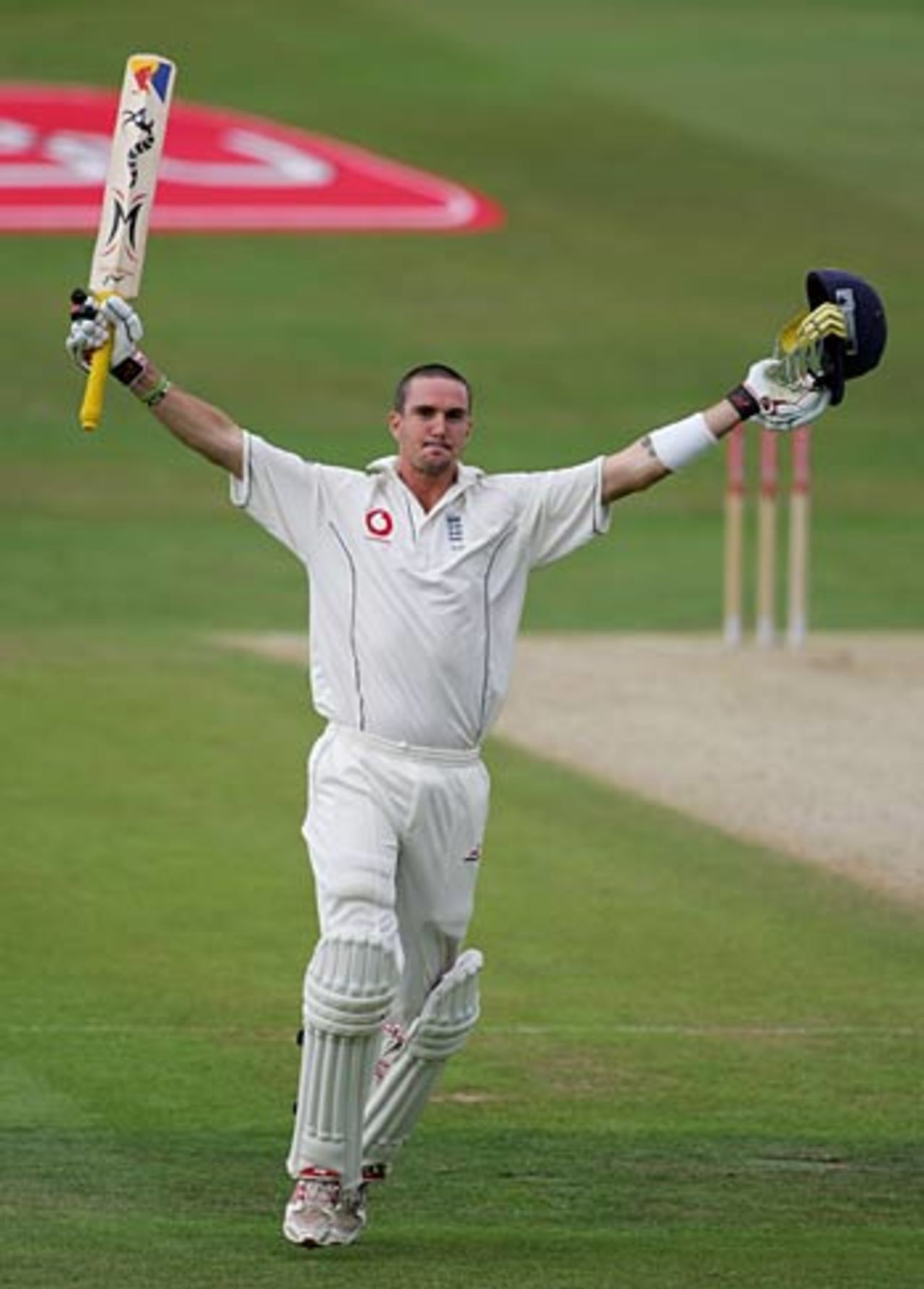 Century No. 5 for Kevin Pietersen but he soon had to retire hurt, England v Pakistan, 3rd Test, Headingley, August 4, 2006