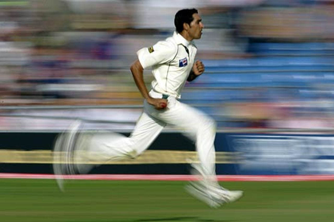 Umar Gul steams in, England v Pakistan, 3rd Test, Headingley, 1st day, August 4, 2006