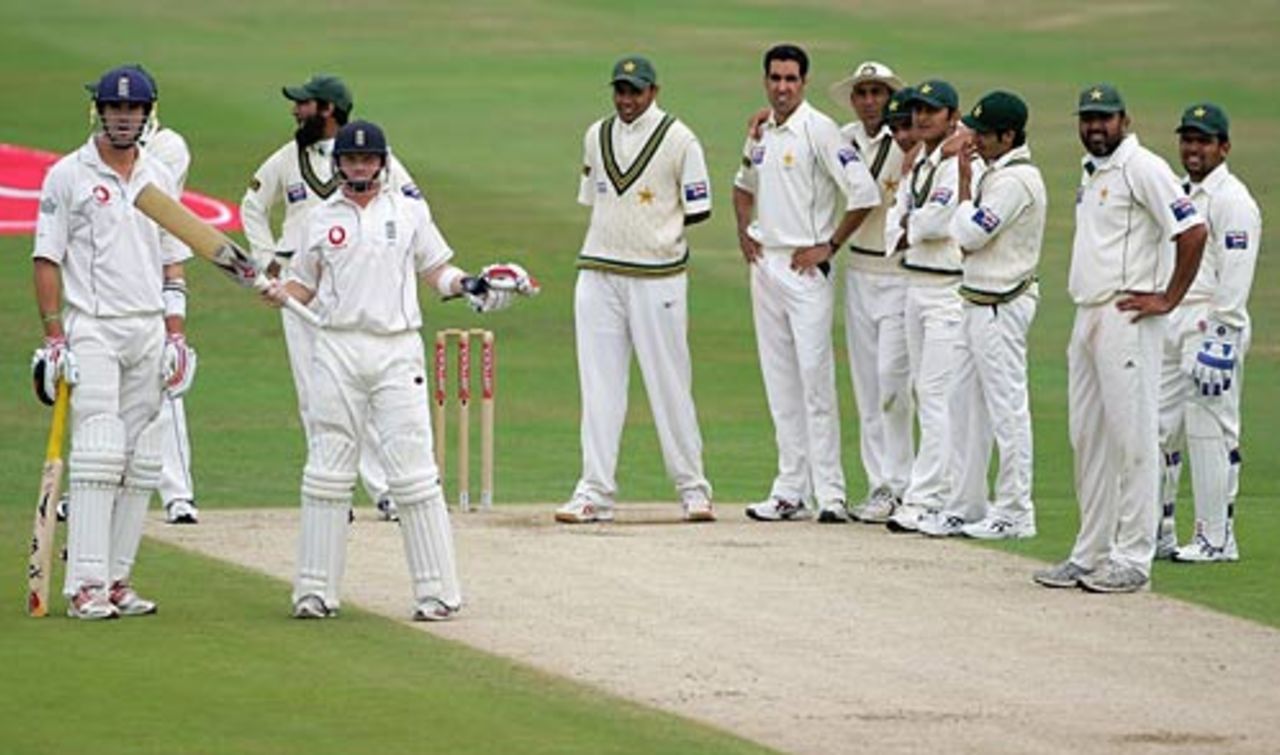 Ian Bell and Pakistan wait to see if he is run out after a deflection onto the stumps; he was safe, England v Pakistan, 3rd Test, Headingley, August 5, 2006