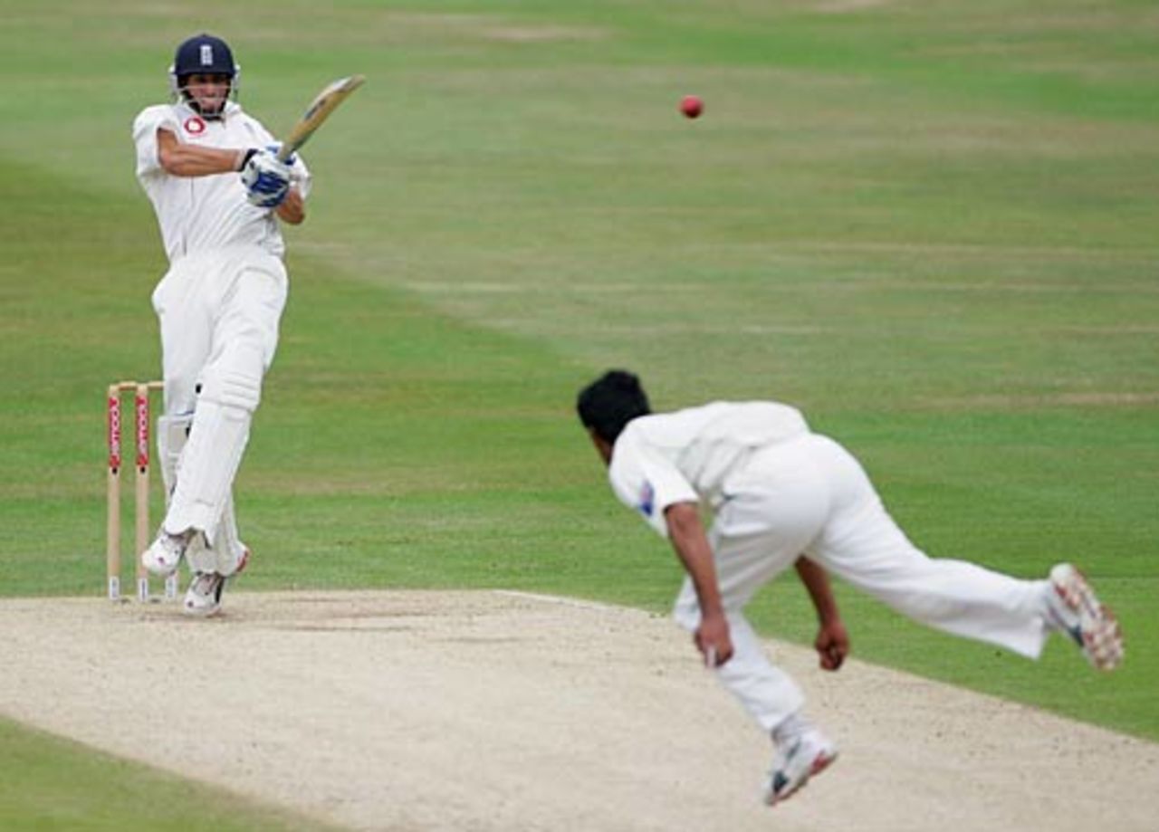 Sajid Mahmood launches Shahid Nazir through midwicket, England v Pakistan, 3rd Test, Headingley, August 5, 2006