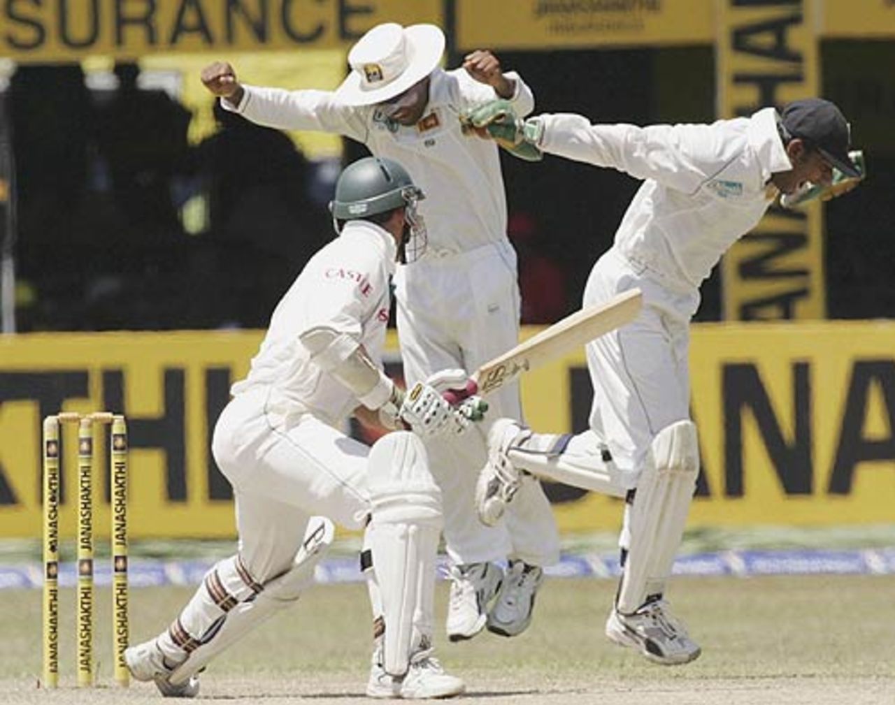 The Sri Lankans celebrate Nicky Boje's wicket, Sri Lanka v South Africa, 2nd Test, Colombo, 4th day, August 7, 2006