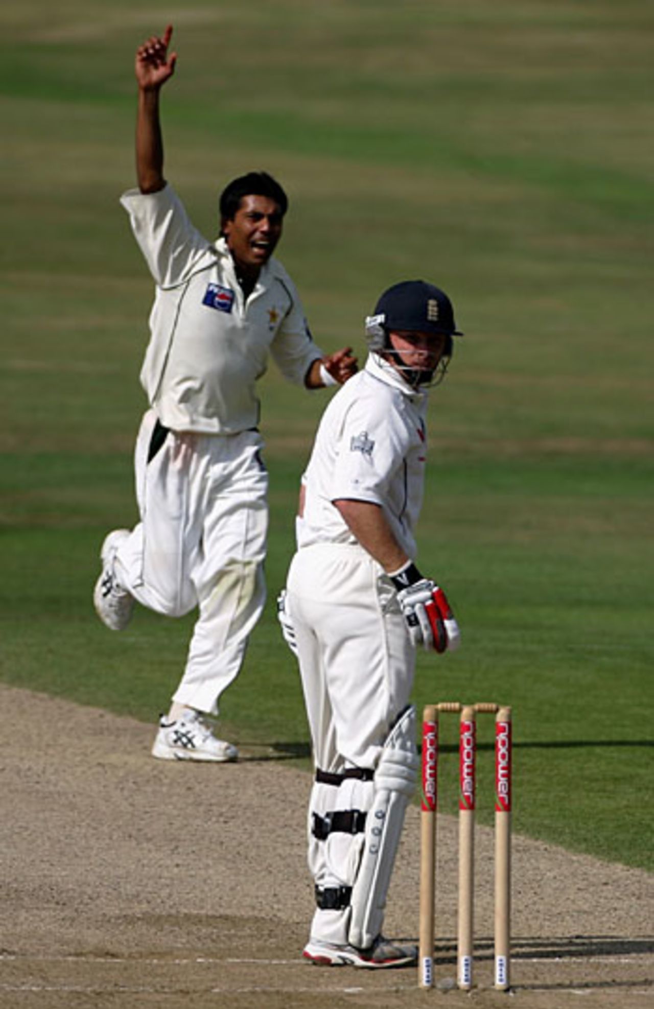 Ian Bell falls to Mohammad Sami as England lose their fifth wicket, England v Pakistan, 3rd Test, Headingley, August 7, 2006 
