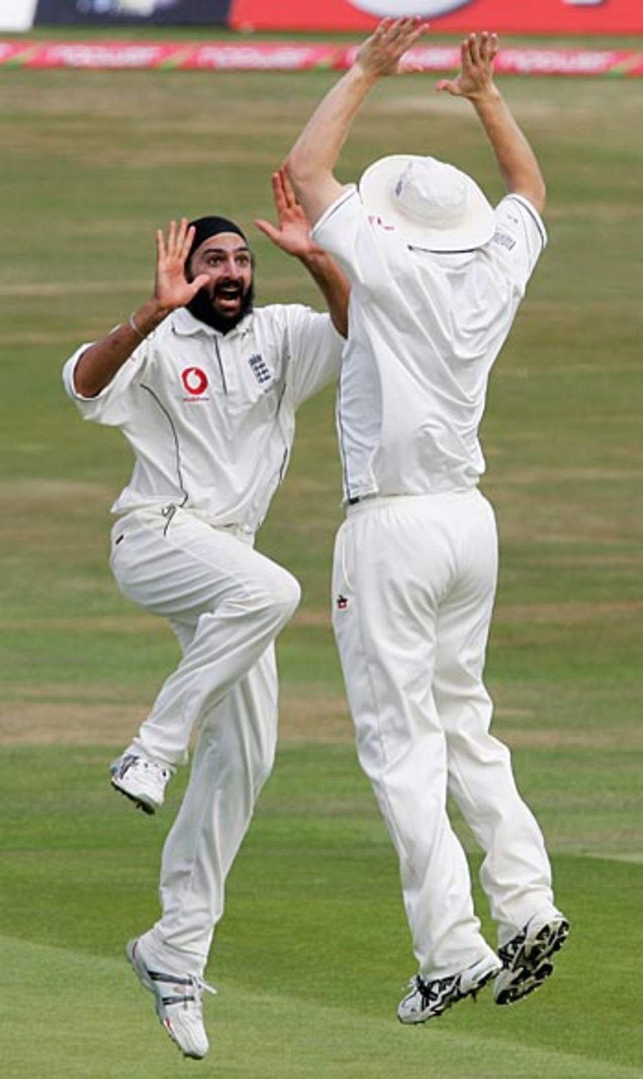 Monty Panesar celebrates the wicket of Taufeeq Umar, England v Pakistan, 3rd Test, Headingley, August 8, 2006