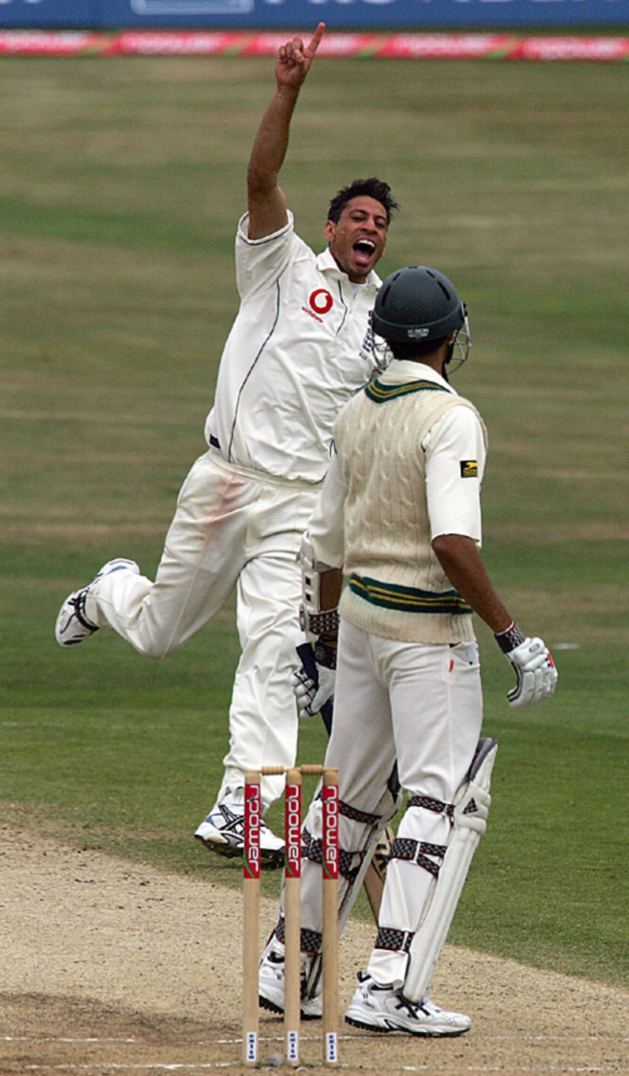 Sajid Mahmood dismisses Umar Gul, England v Pakistan, 3rd Test, Headingley, August 8, 2006