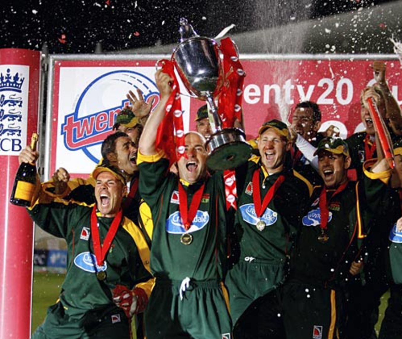Leicestershire celebrate their second Twenty20 title, Nottinghamshire v Leicestershire, Twenty20 Final, Trent Bridge, August 12, 2006