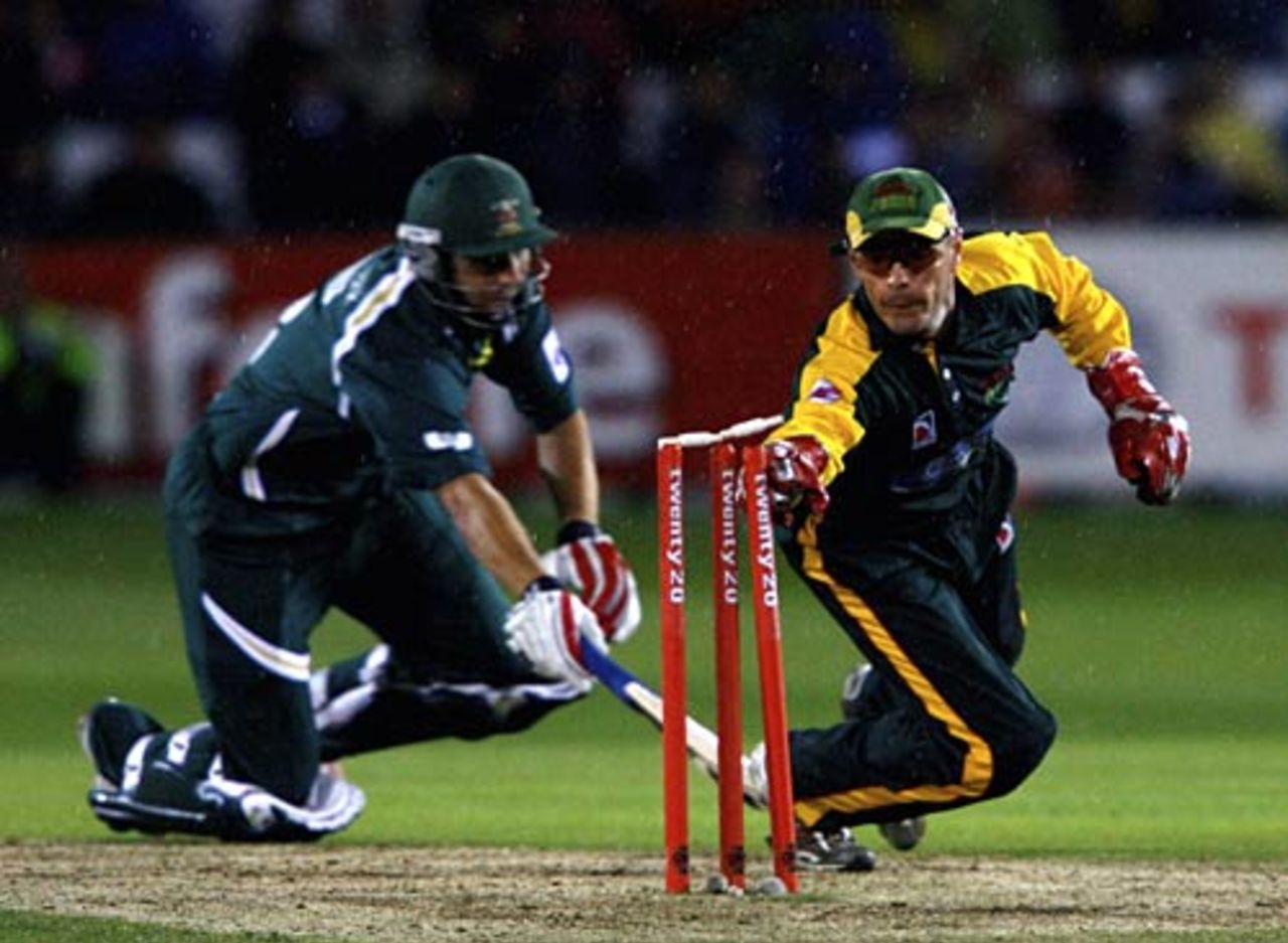 Paul Franks is run out by Paul Nixon in the final over of the Twenty20 final, Nottinghamshire v Leicestershire, Twenty20 Final, Trent Bridge, August 12, 2006