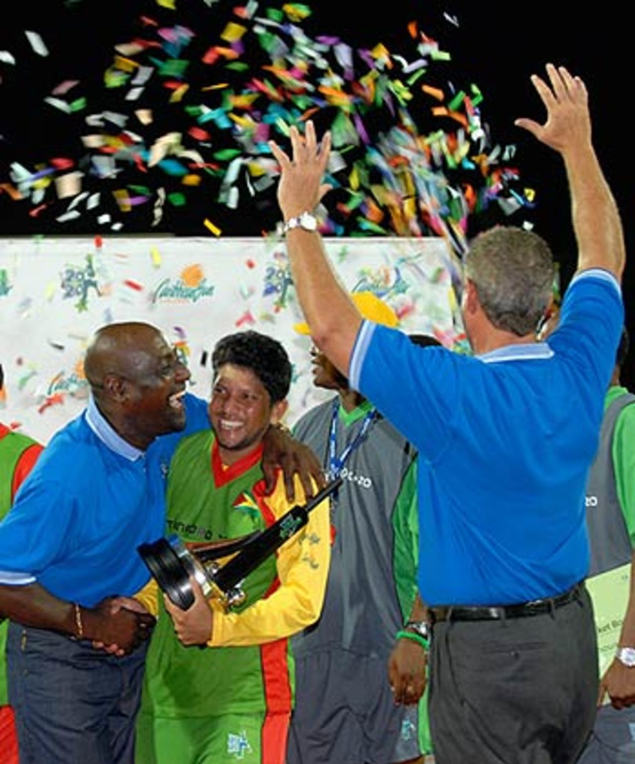 Sir Vivian Richards presents the winner's trophy to Ramnaresh Sarwan, Guyana v Trinidad & Tobago, Stanford 20/20 Final, St.John's, August 13, 2006 