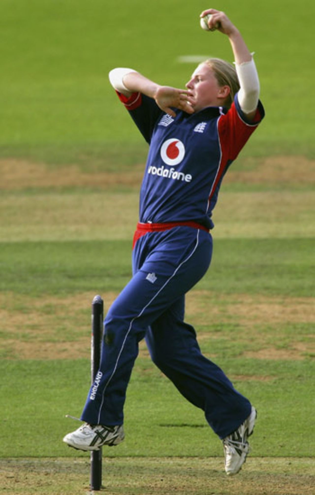 Holly Colvin runs into bowl, England Women v India Women, 1st ODI, Lord's, August 14, 2006