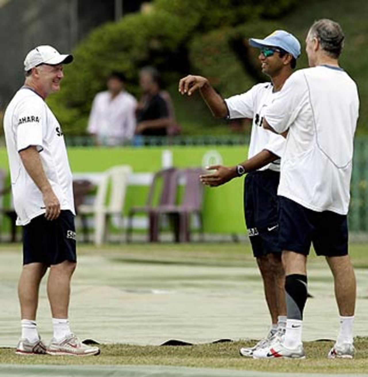 Ian Frazer, Rahul Dravid and Greg Chappell find reason to laugh amid the gloom, Colombo, August 16, 2006