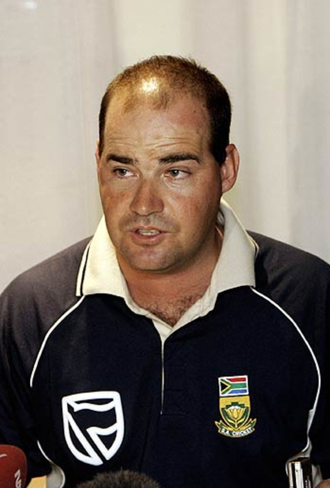 Mickey Arthur addresses the media at the South African team hotel, Colombo, August 16, 2006