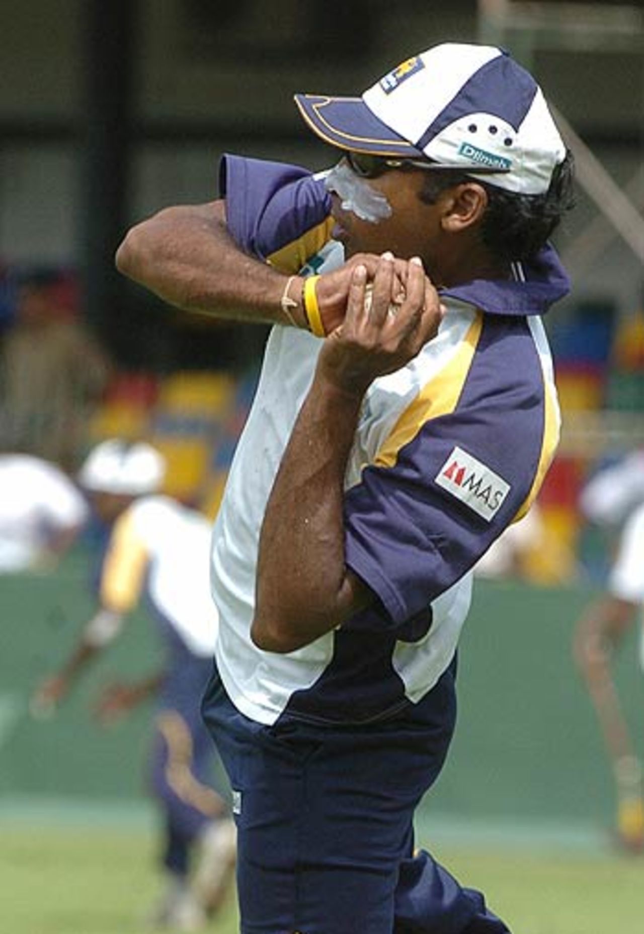 Mahela Jayawardene takes catching practice, Colombo, Unitech Cup, August 17, 2006