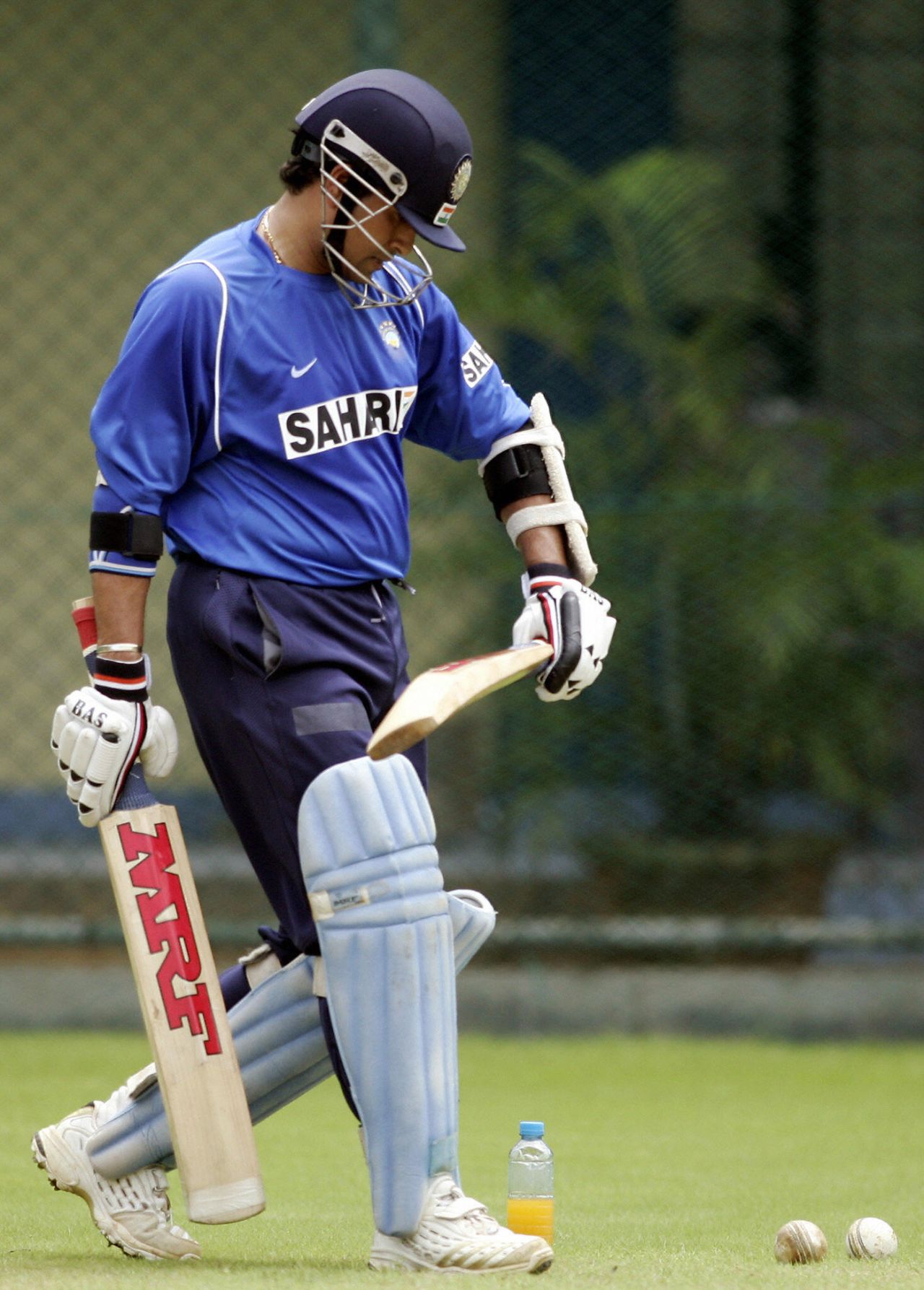 Sachin Tendulkar prepares to bat, Colombo, August 17, 2006