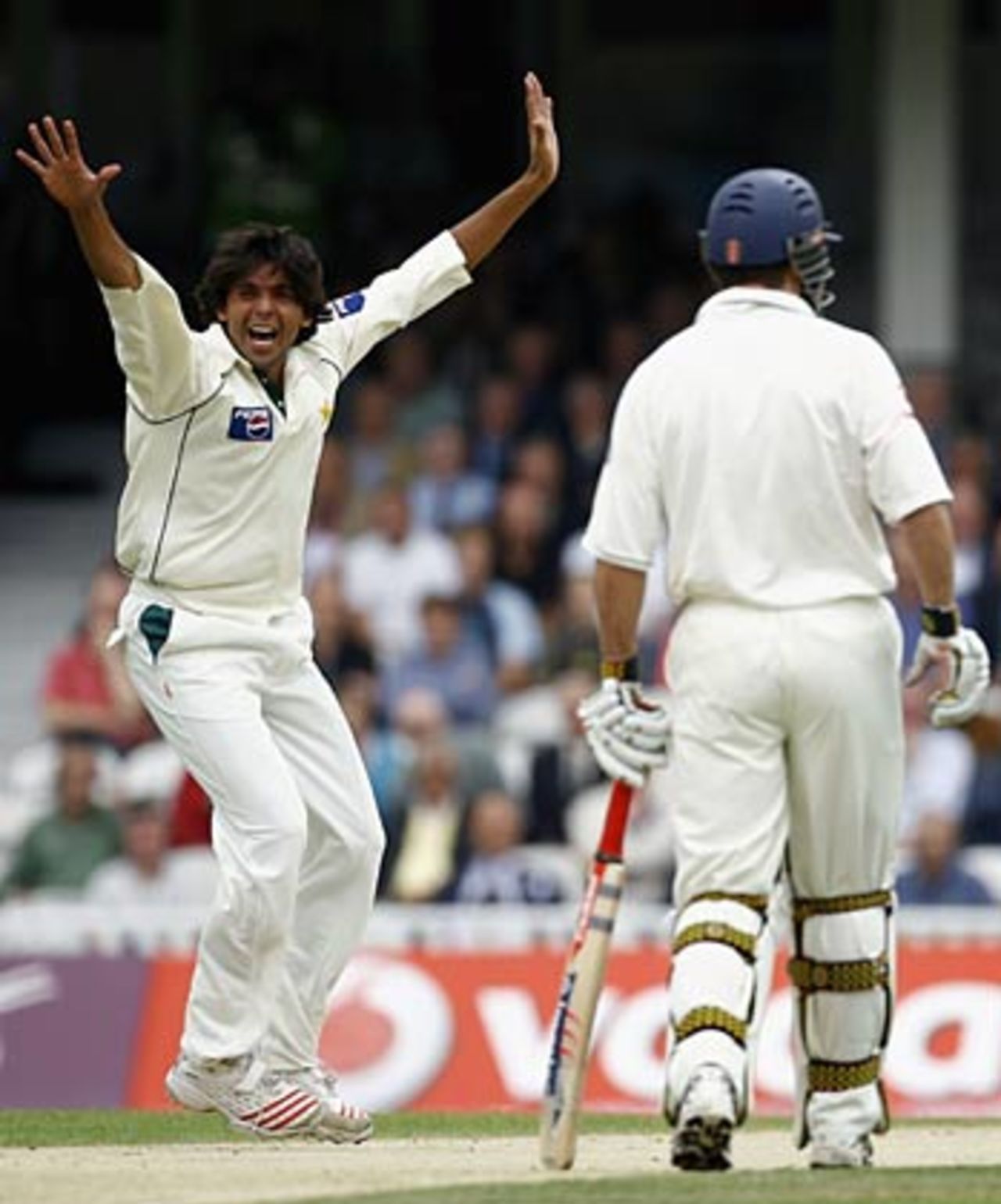 Mohammad Asif roars an appeal during the short morning session, England v Pakistan, 4th Test, The Oval, August 17, 2006