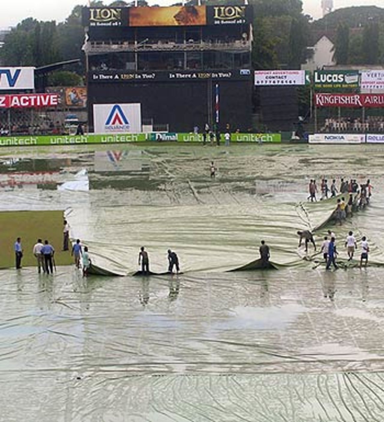 Groundstaff do what they can to improve the dire conditions at the Sinhalese Sports Club, Sri Lanka v India, 1st ODI, Colombo, August 18, 2006