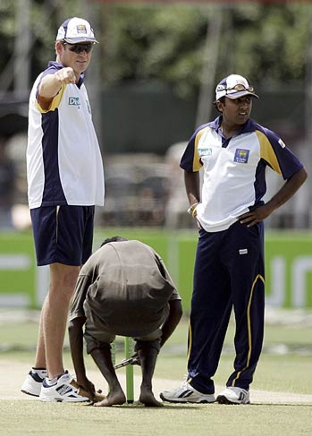 Tom Moody and Mahela Jayawardene chat ahead of the start of the first ODI, Sri Lanka v India, 1st ODI, Colombo, August 18, 2006