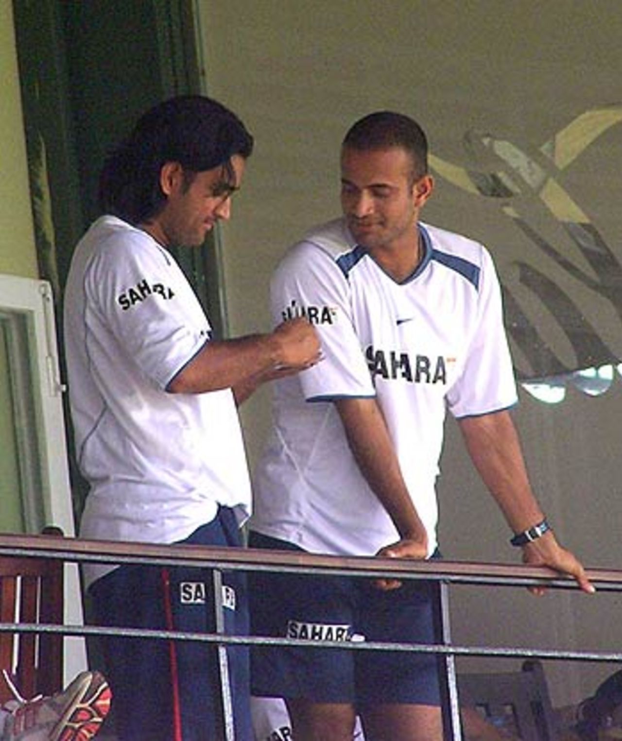 Mahendra Singh Dhoni and Irfan Pathan kill time, Sri Lanka v India, 1st ODI, Colombo, August 19, 2006