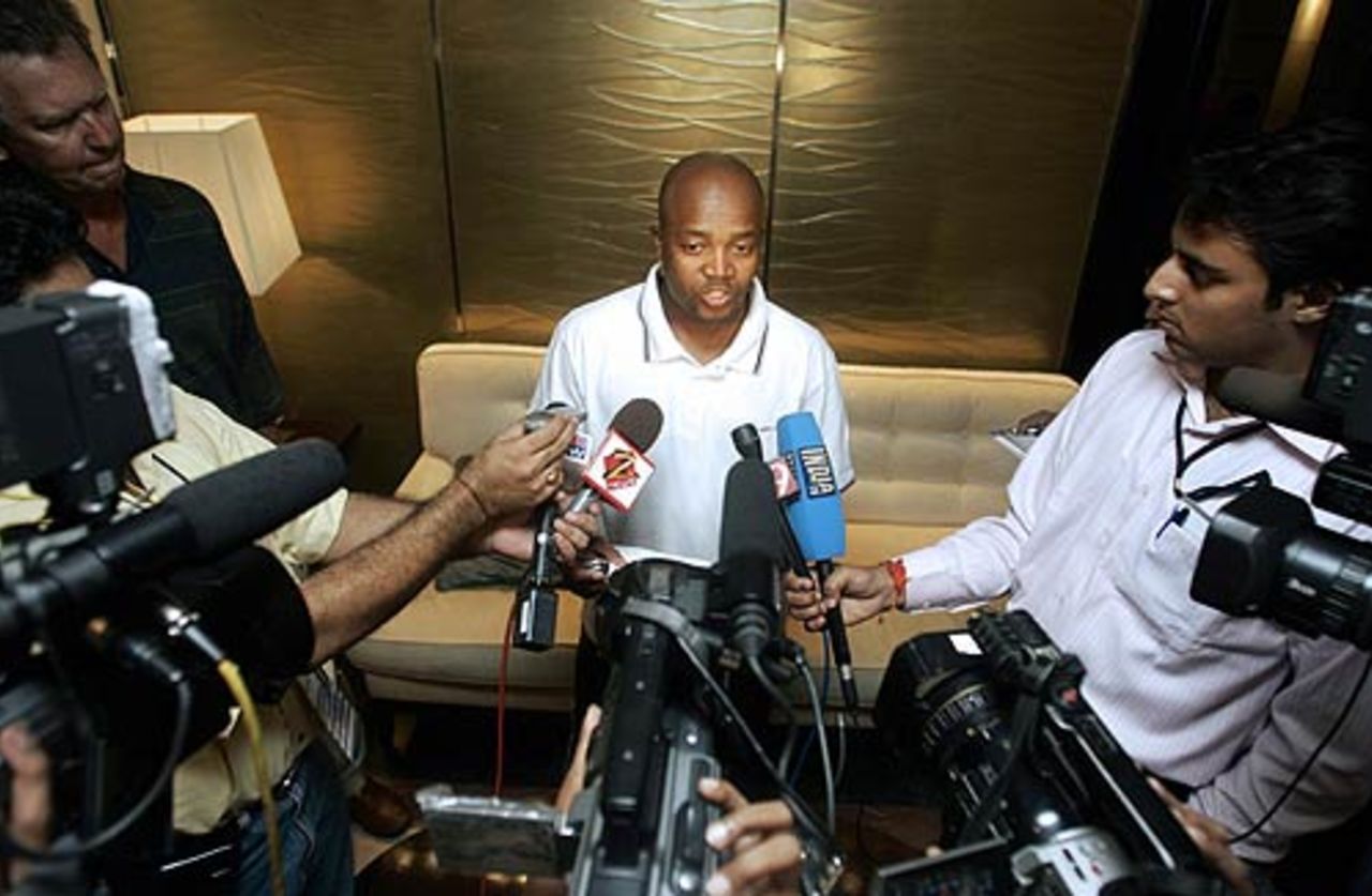 Gordon Templeton, South Africa's media manager, addresses reporters, Colombo, august 15, 2006