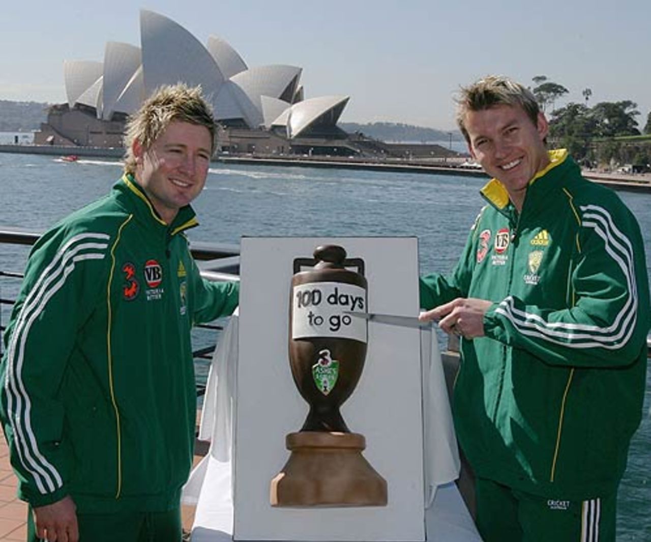Brett Lee and Michael Clarke cut the 'Countdown to the Ashes' cake, Sydney, August 15, 2006