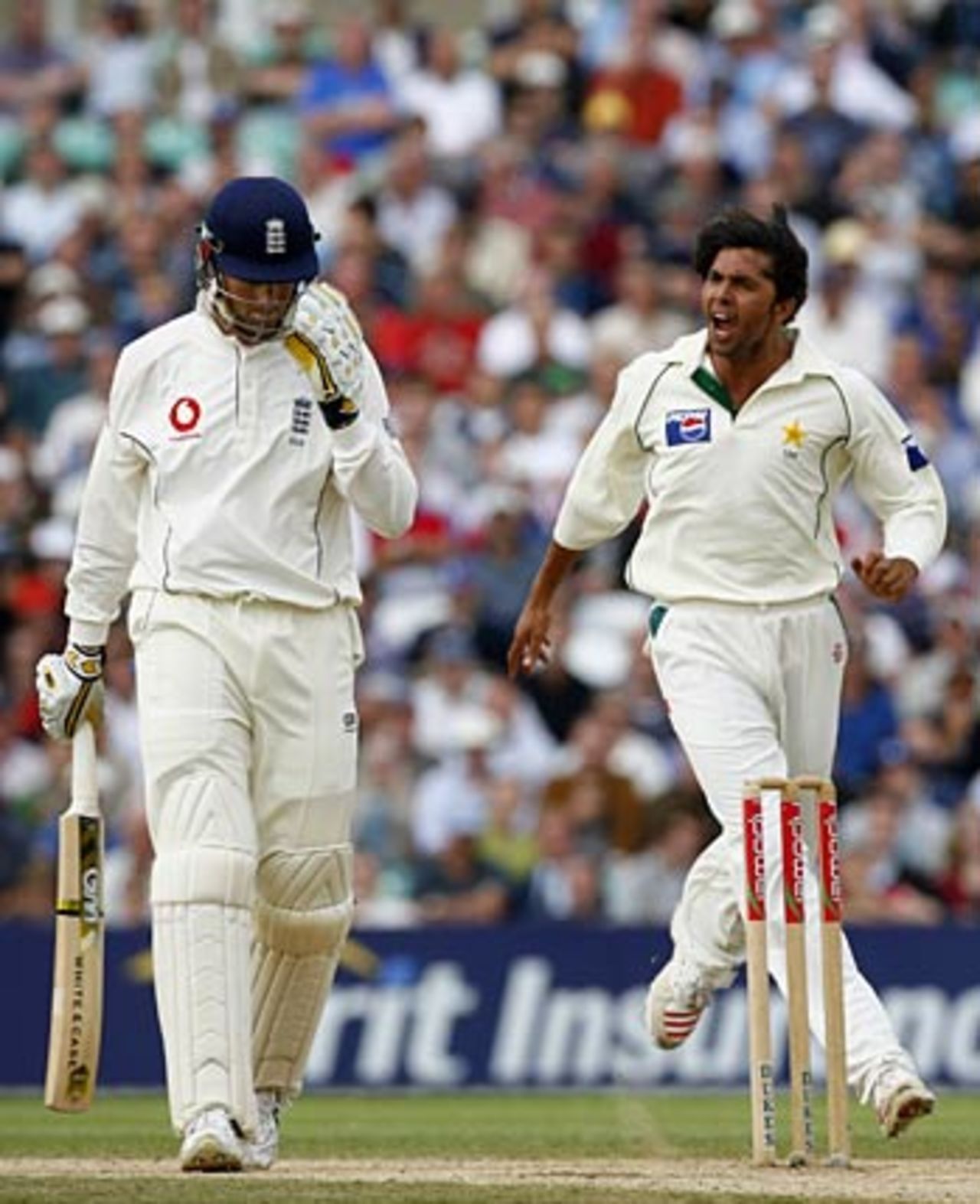 Mohammad Asif removes Marcus Trescothick, England v Pakistan, 4th Test, The Oval, August 19, 2006