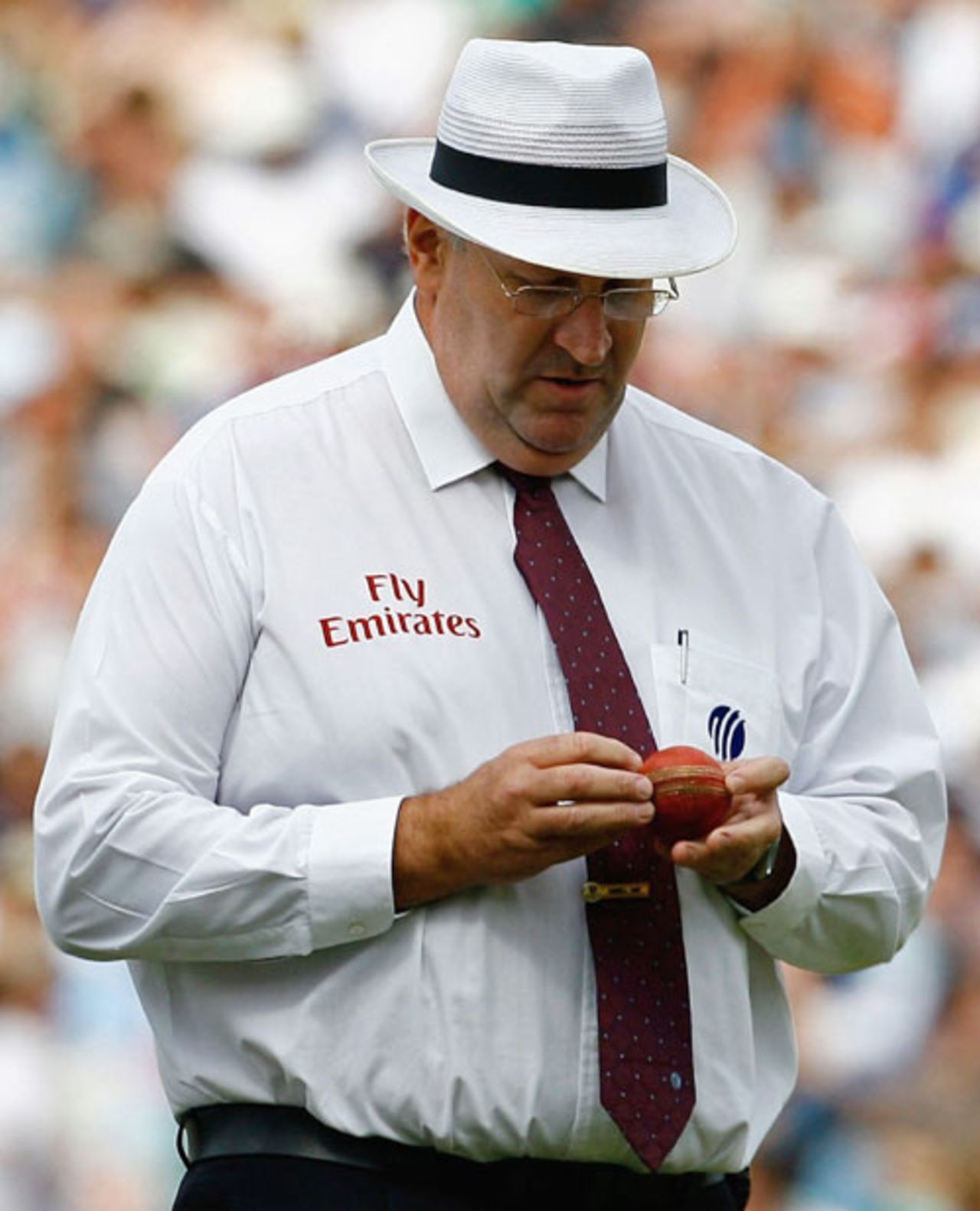 Darrell Hair takes a close look at the ball, England v Pakistan, 4th Test, The Oval, August 20, 2006