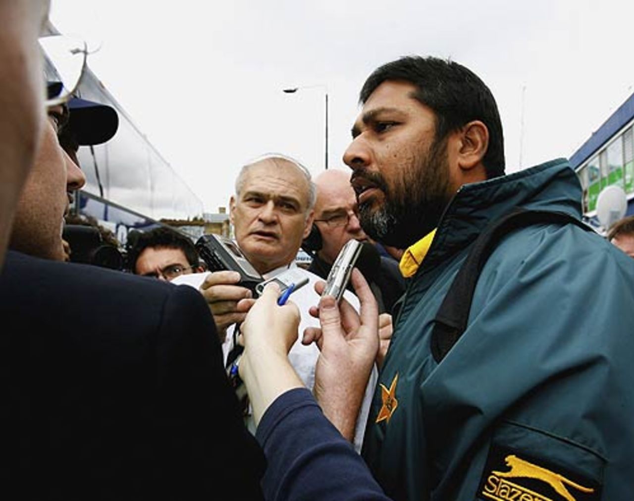 Inzamam-ul-Haq is swamped by the media, England v Pakistan, 4th Test, The Oval, August 21, 2006