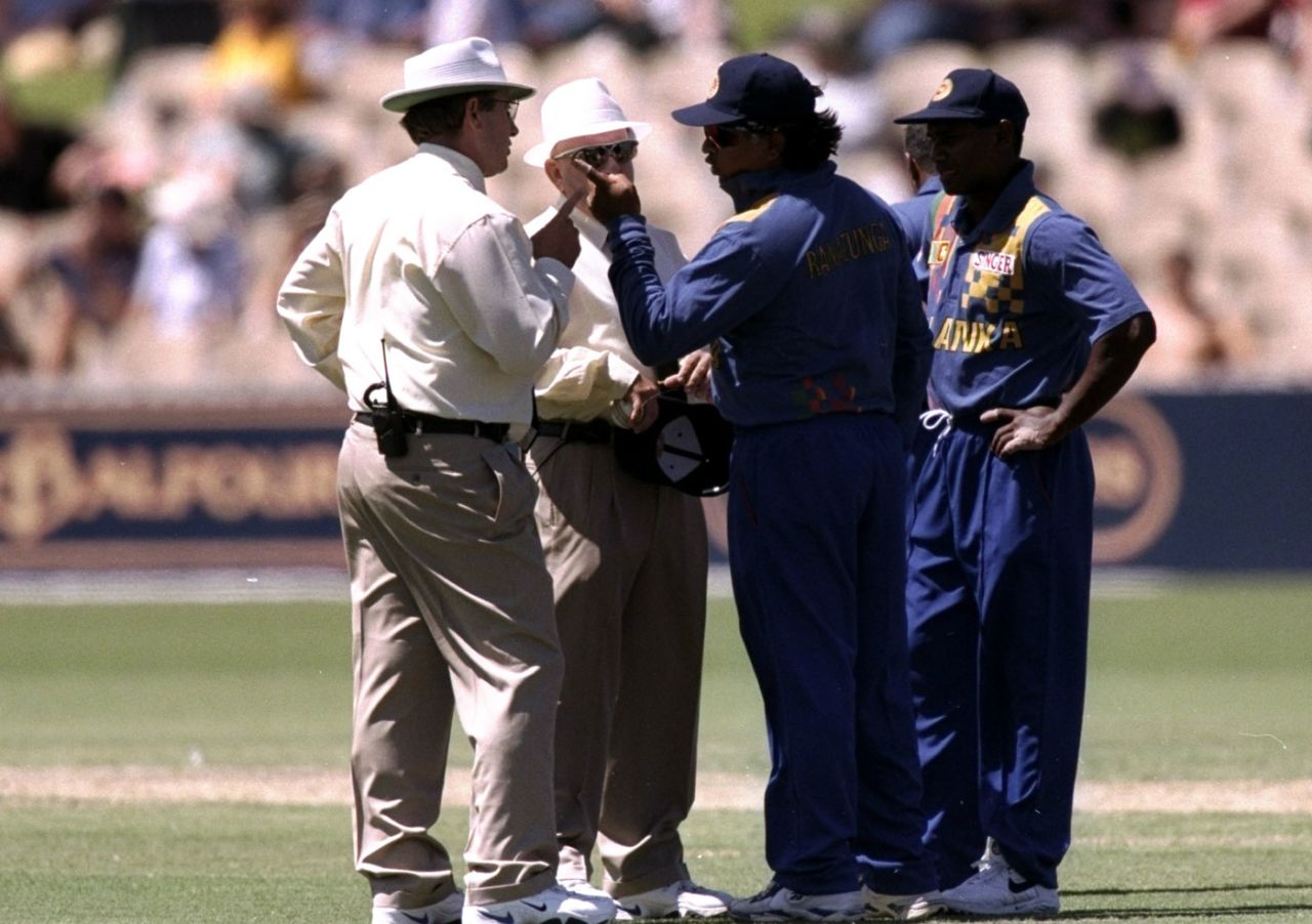 Arjuna Ranatunga exchanges heated views with Ross Emerson, England v Sri Lanka, Adelaide, January 1999