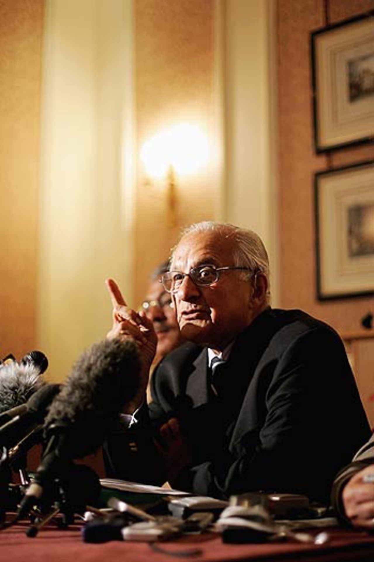 Shaharyar Khan, the chairman of the Pakistan board, speaks to reporters, London, August 21, 2006