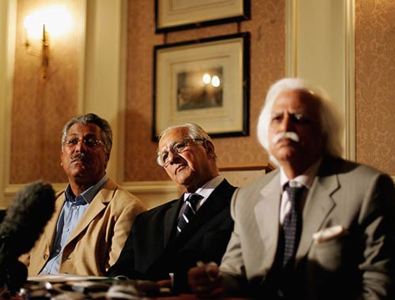 Zaheer Abbas, Shaharyar Khan and Abbas Zaidi at a press conference, London, August 21, 2006