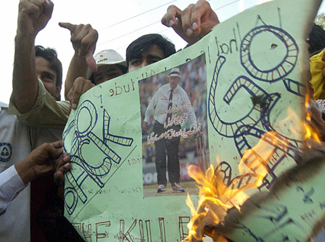 Pakistani protestors torch a placard of Darrell Hair during a rally, Lahore, August 22, 2006