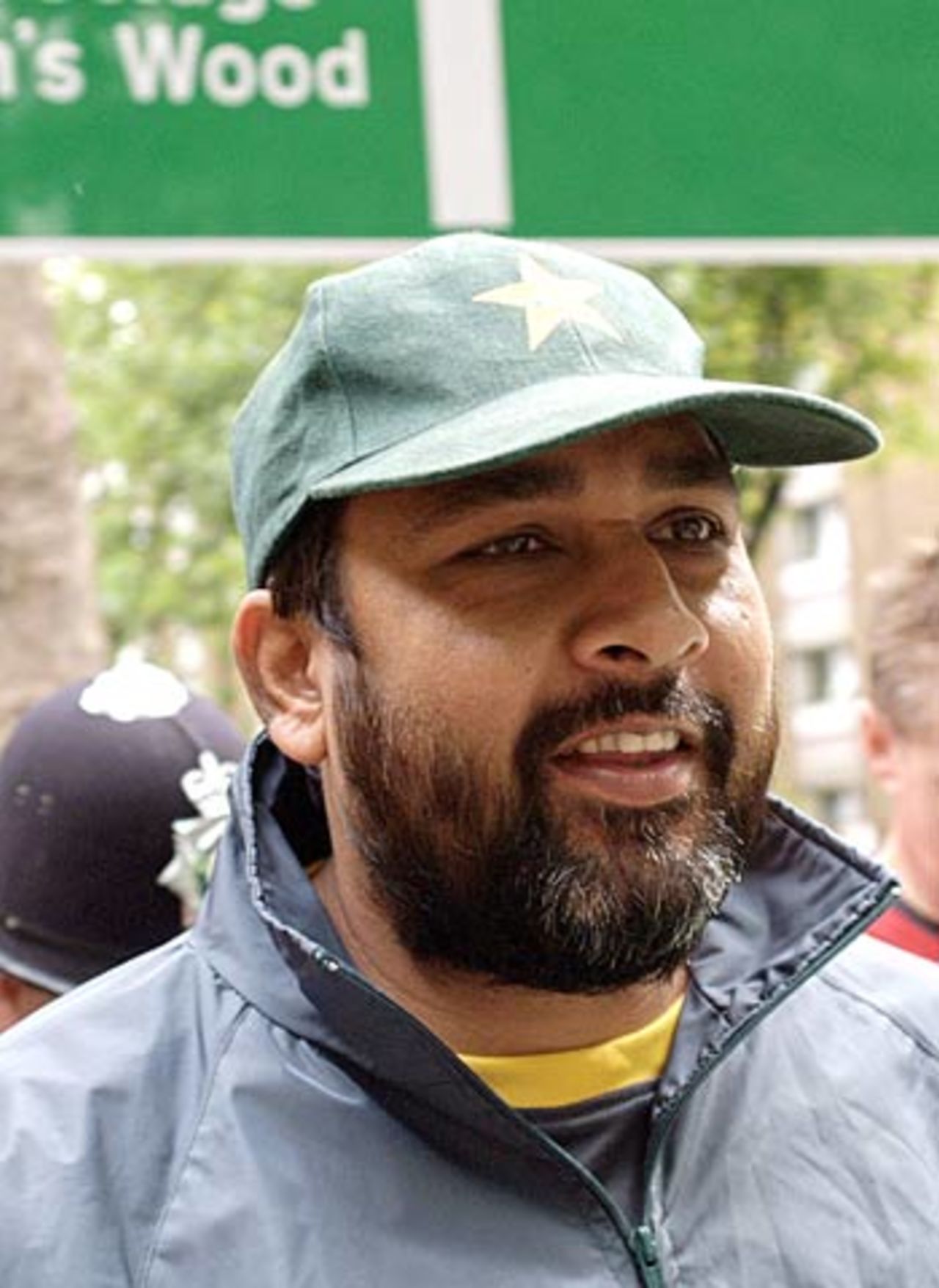 Inzamam-ul-Haq arrives at Lord's for a net session, August 23, 2006