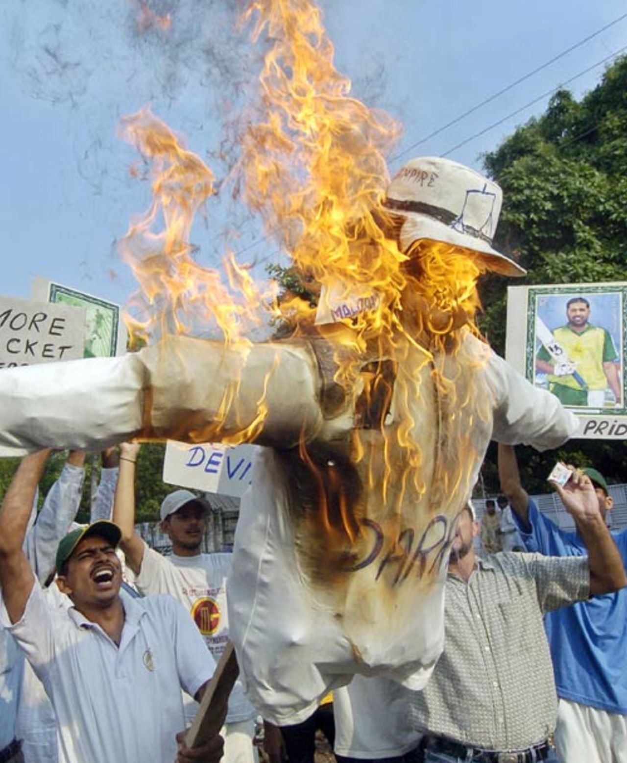 Pakistani protestors burn an effigy of Darrell Hair during a rally, Lahore, August 23, 2006