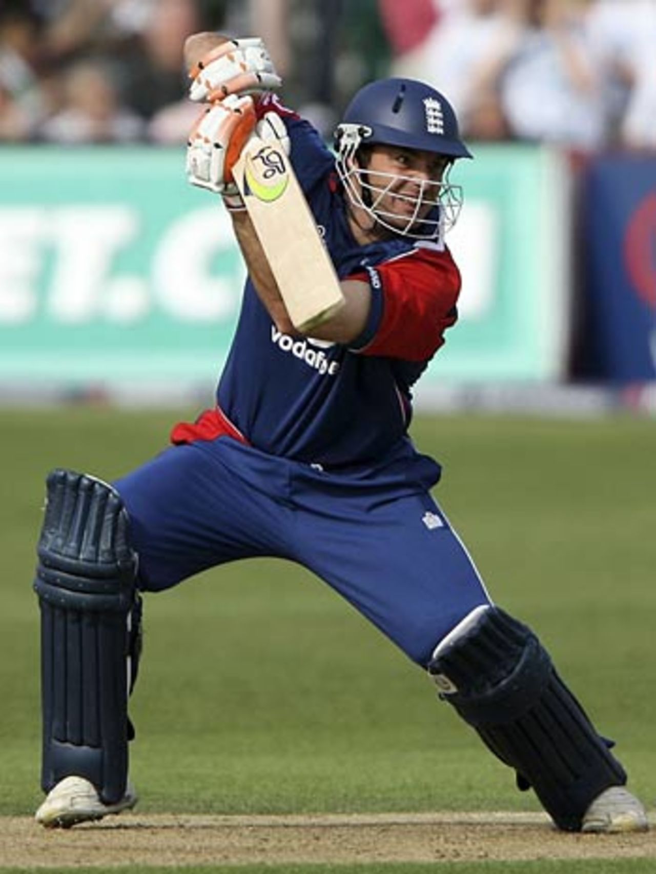 Michael Yardy carves the ball away during his 24 off 14 balls, England v Pakistan, Twenty20, Bristol, August 28, 2006