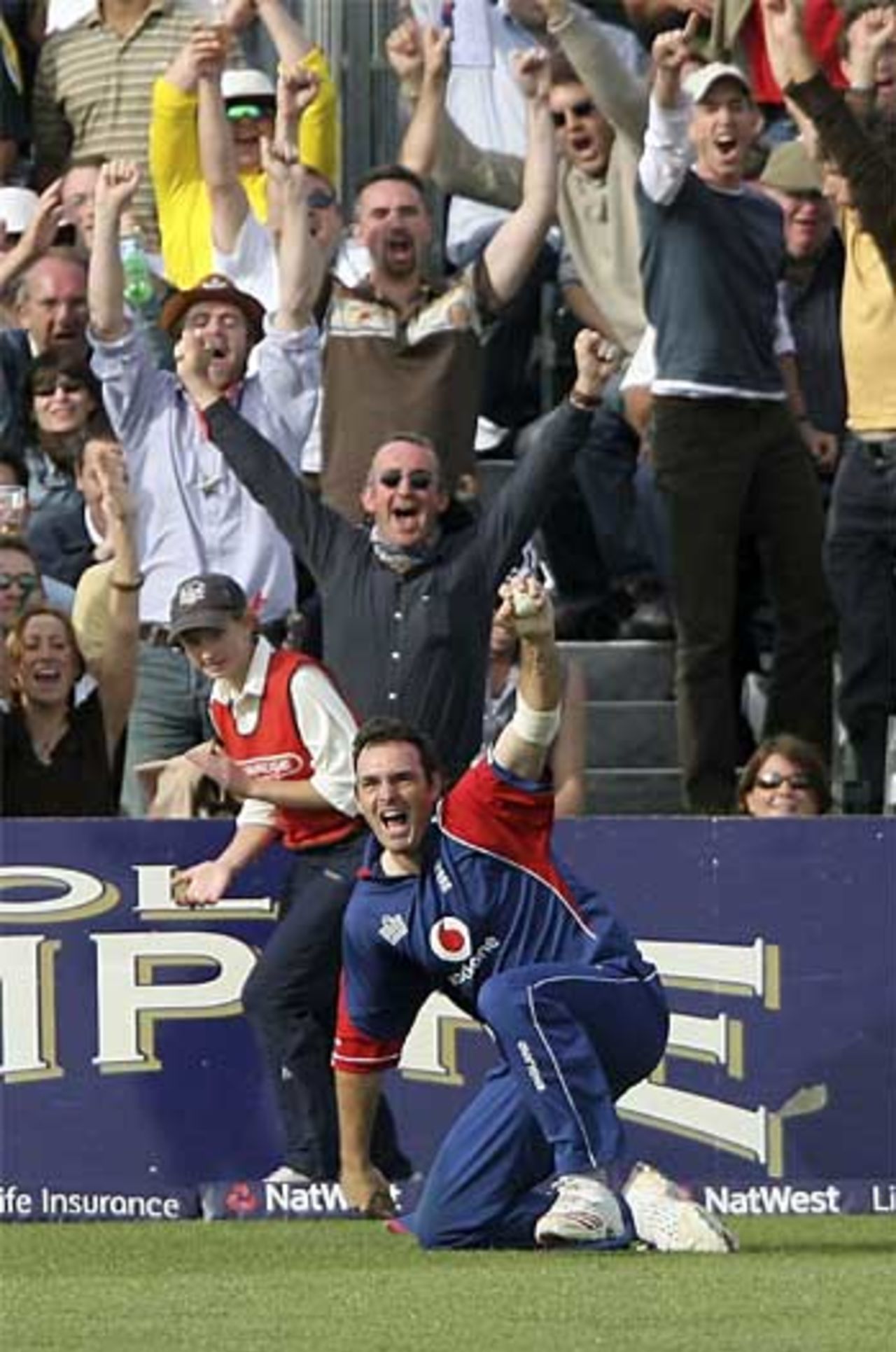 Michael Yardy celebrates an awesome flying catch, England v Pakistan, Twenty20, Bristol, August 28, 2006