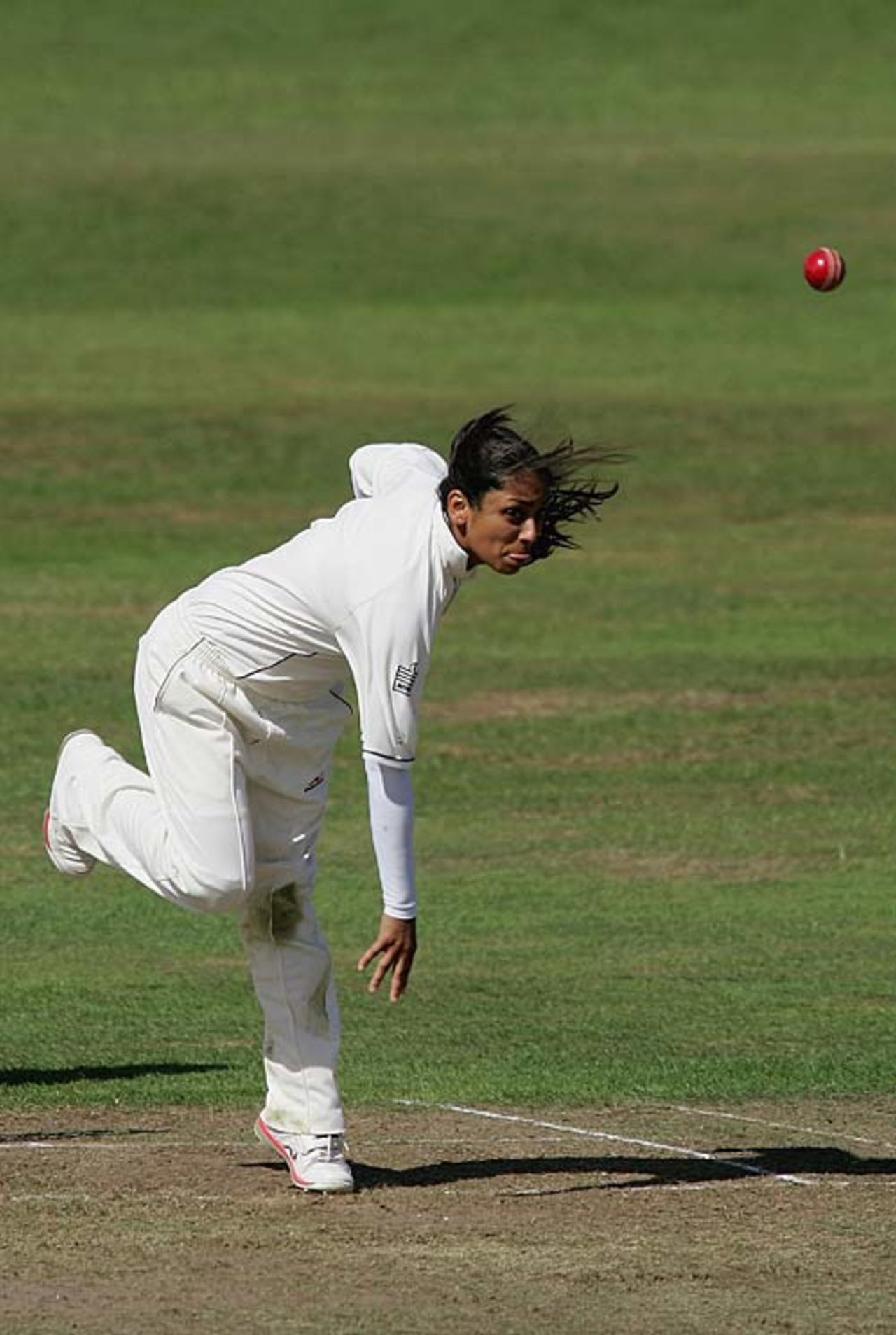 Isa Guha fires down another delivery, England v India, 2nd Test, Taunton, August 29, 2006