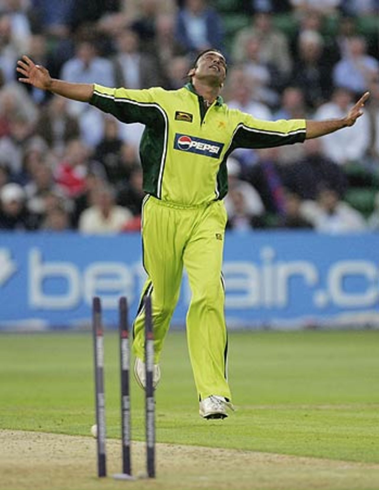 Shoaib Akhtar cleans up Sajid Mahmood, England v Pakistan, 1st ODI, Cardiff, August 30, 2006