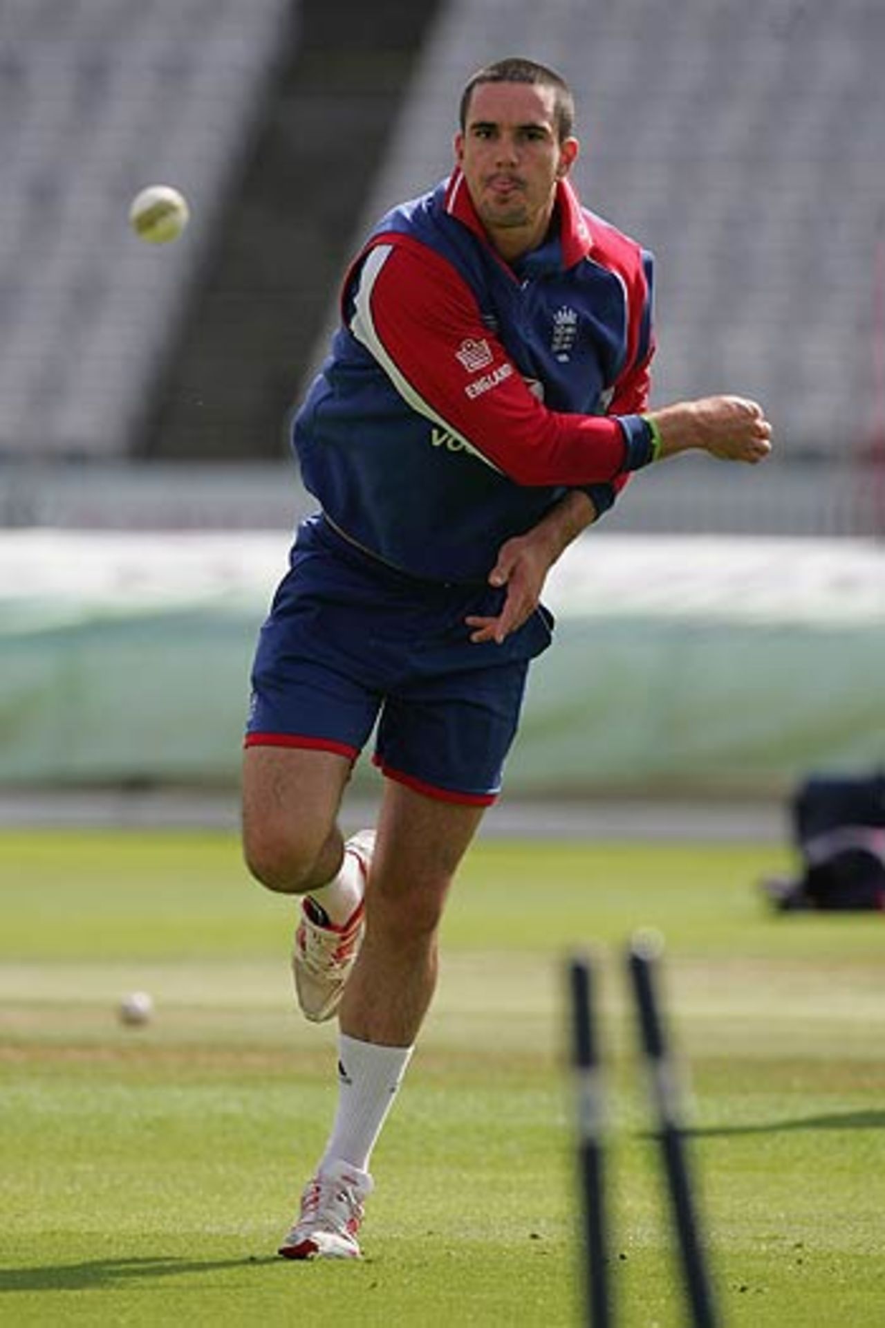 Kevin Pietersen shies at the stumps, London, September 1, 2006