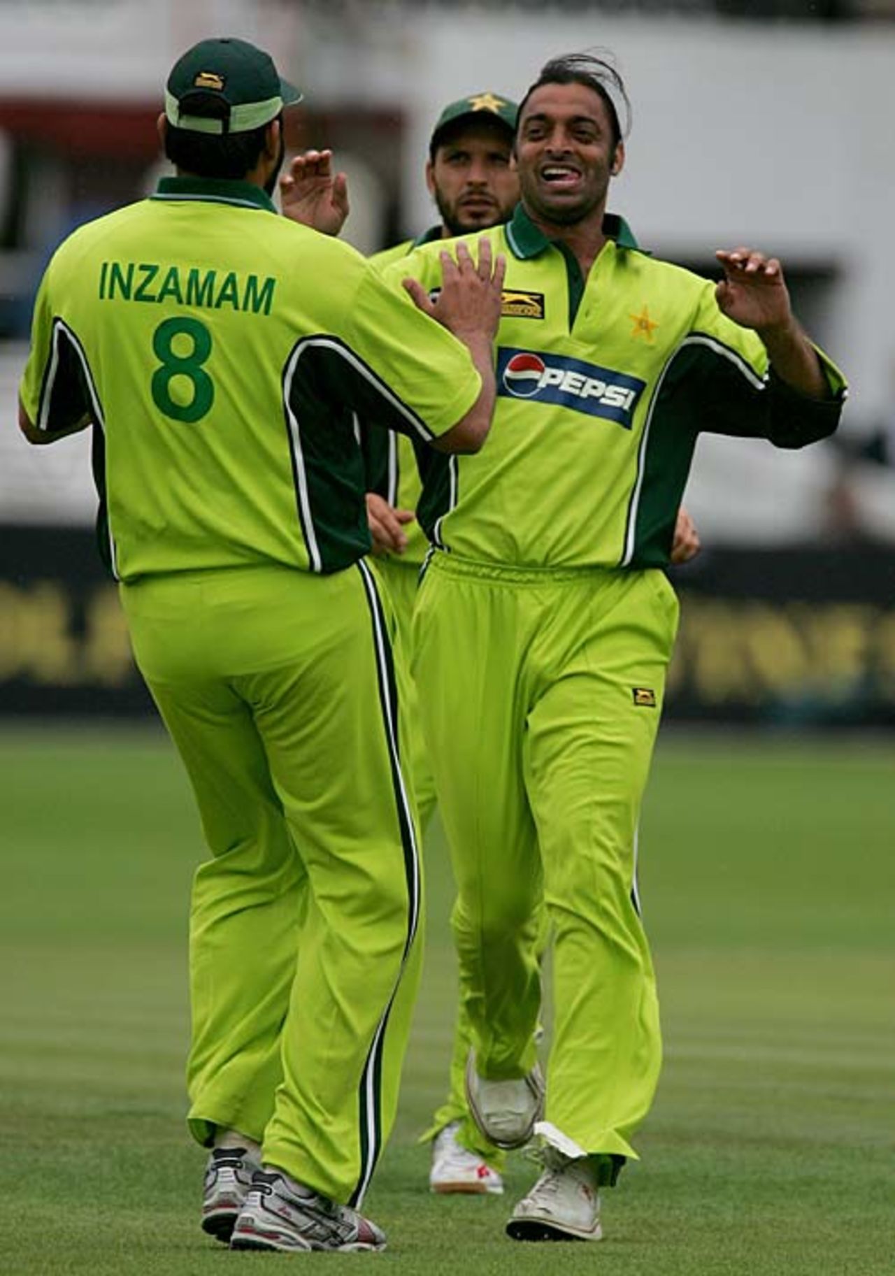 Shoaib Akhtar celebrates with Inzamam-ul-Haq the wicket of Ian Bell, England v Pakistan, 2nd ODI, Lord's, September 2, 2006