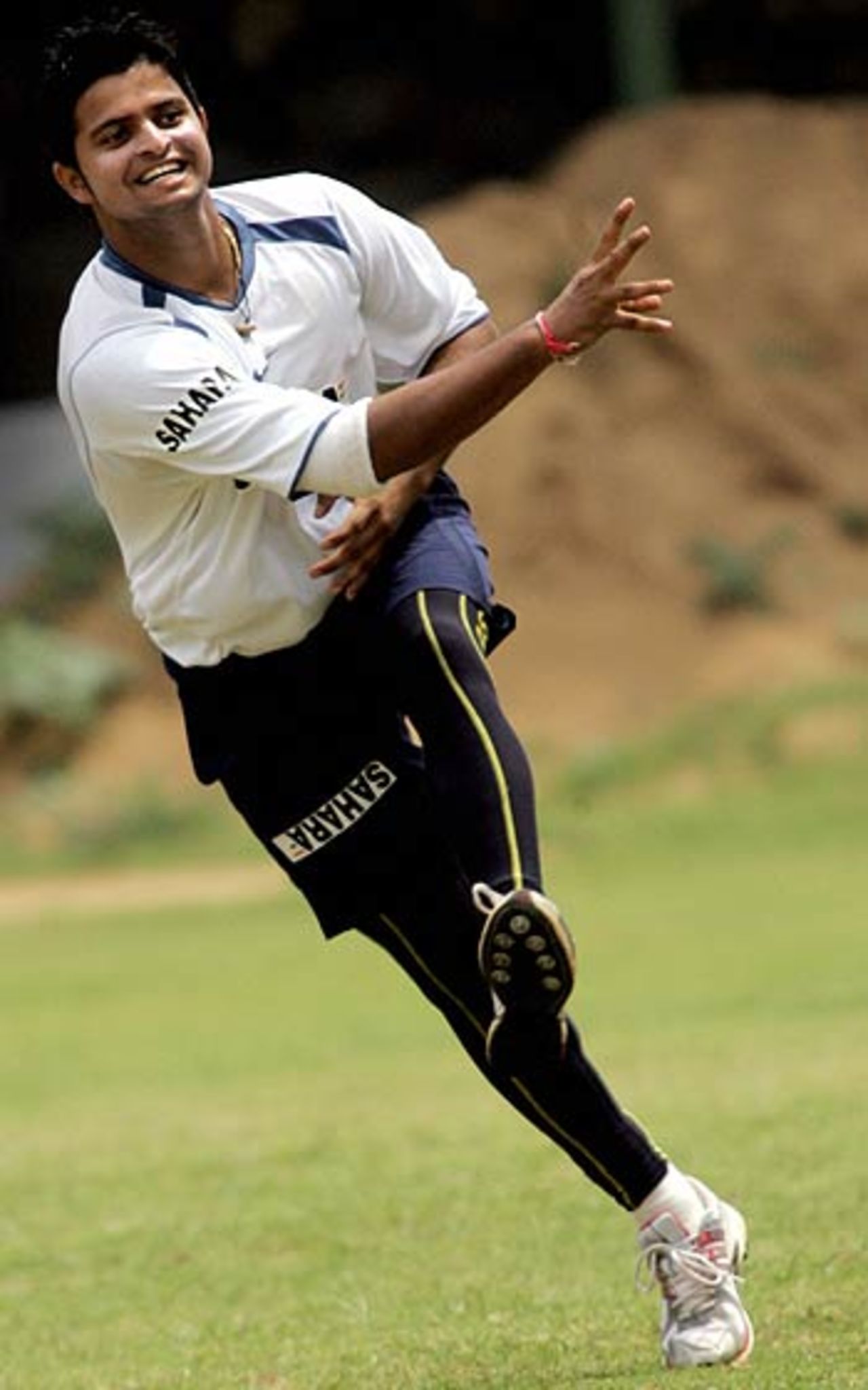 Suresh Raina throws on the move, Bangalore, September 4, 2006