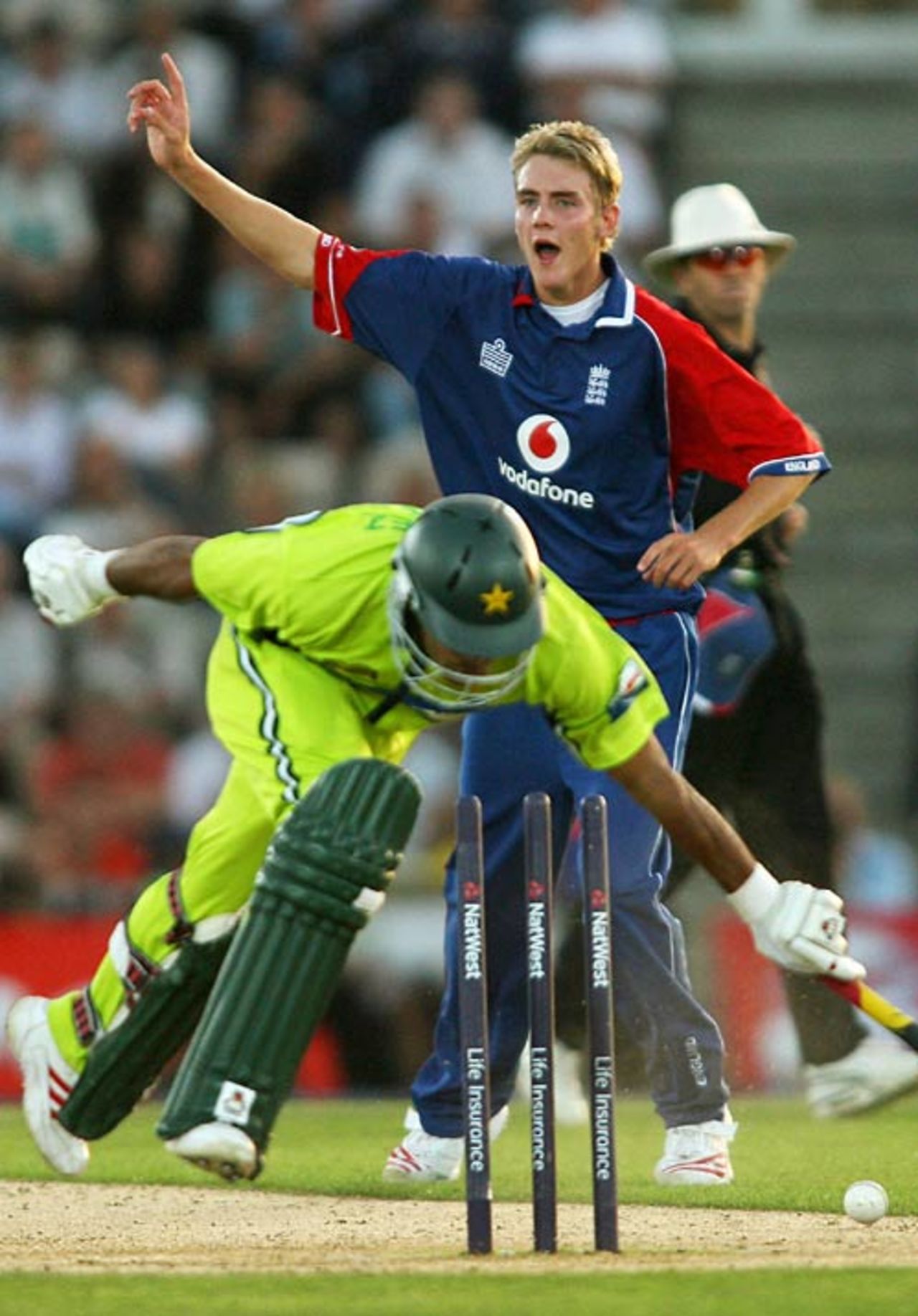 Mohammad Hafeez dives...Stuart Broad appeals, England v Pakistan, 3rd ODI, The Rose Bowl, September 5, 2006