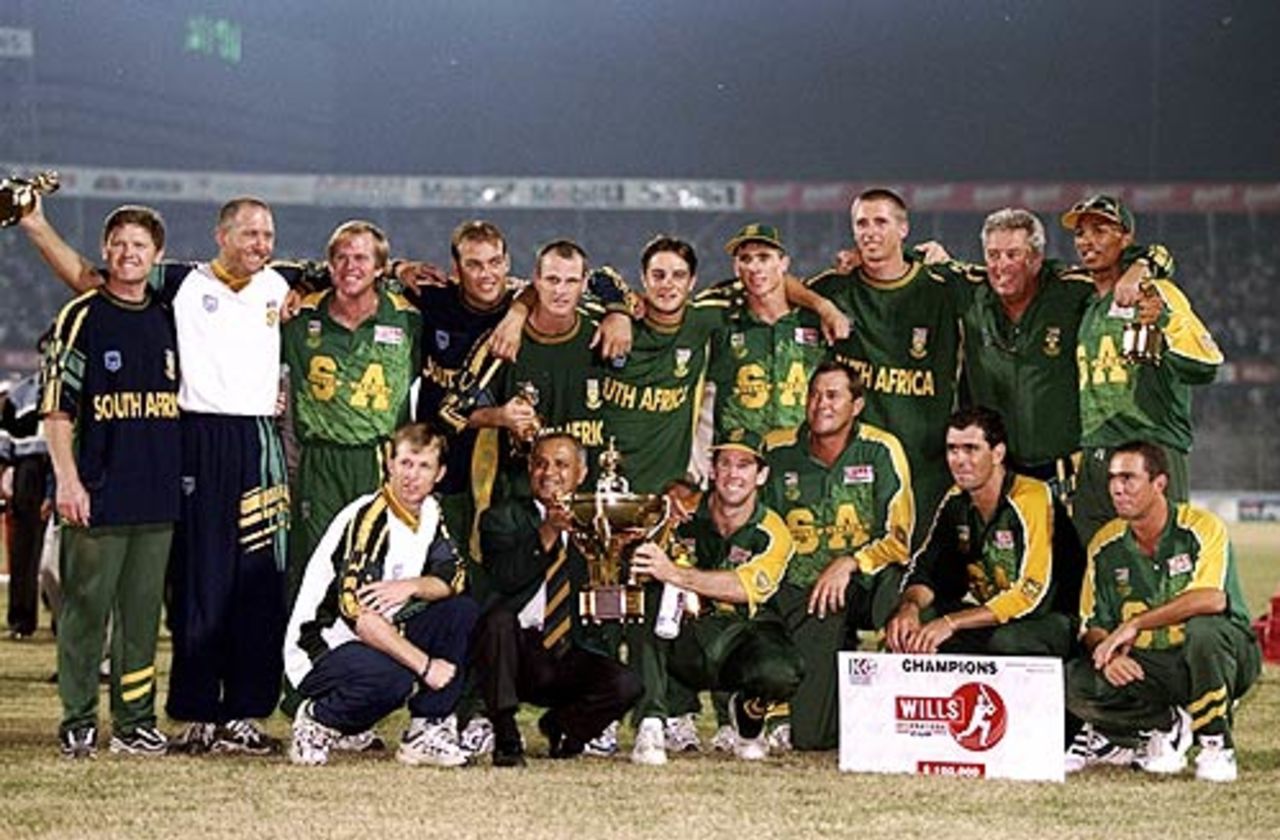 The victorious South African team pose with the Wills International Cup, Dhaka, November 1, 1998