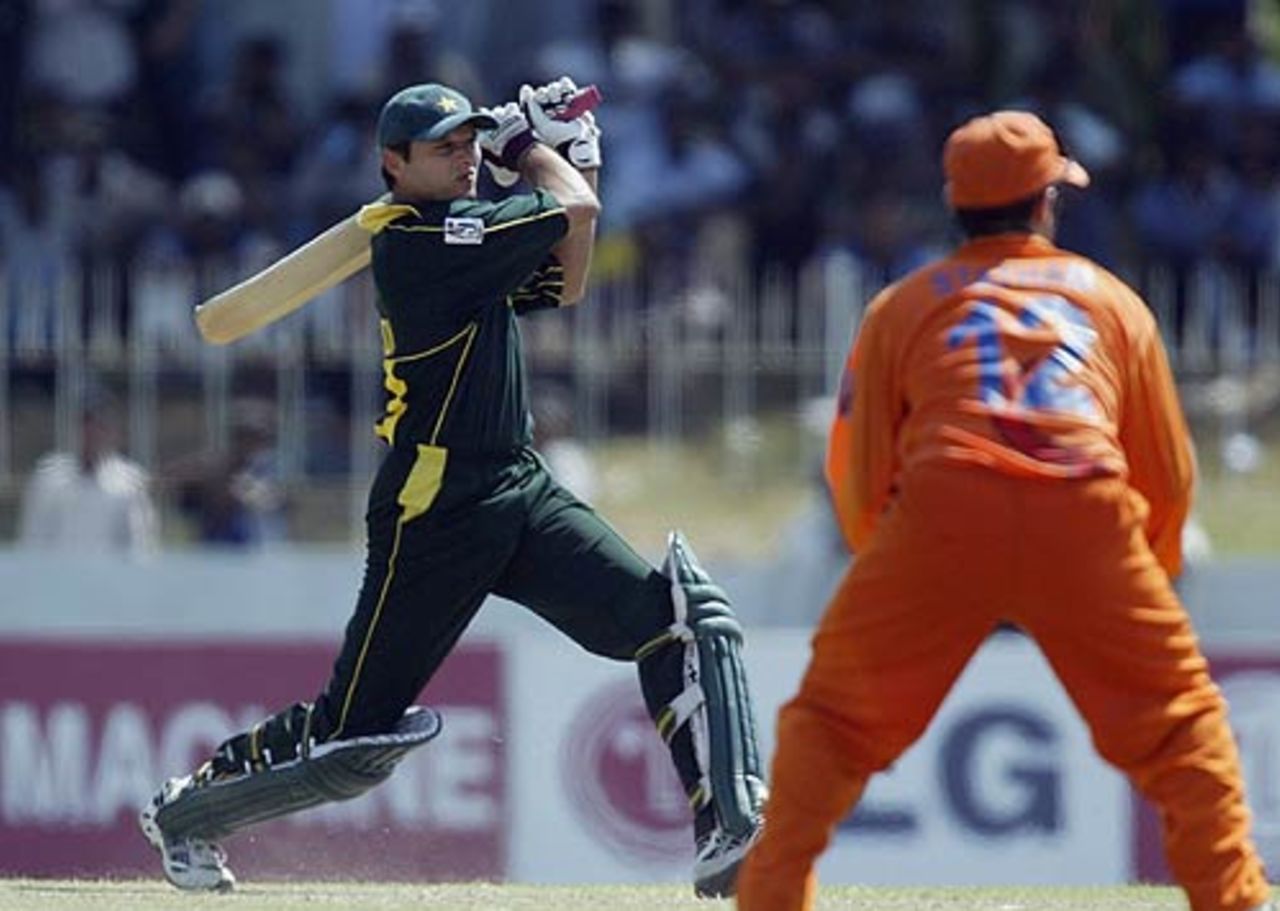 Shahid Afridi slams one of six sixes against Holland, Pakistan v Holland, 10th match, ICC Champions Trophy, Colombo, September 21, 2002