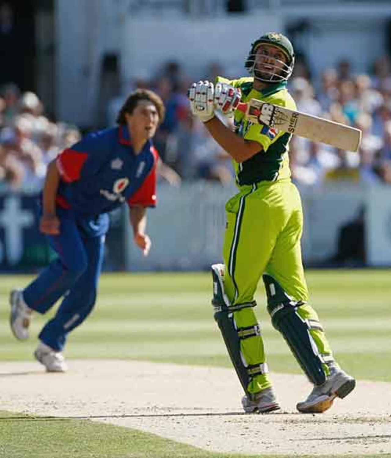 Shahid Afridi top edges off Jon Lewis but is dropped a third man, England v Pakistan, 4th ODI, Trent Bridge, September 8, 2006