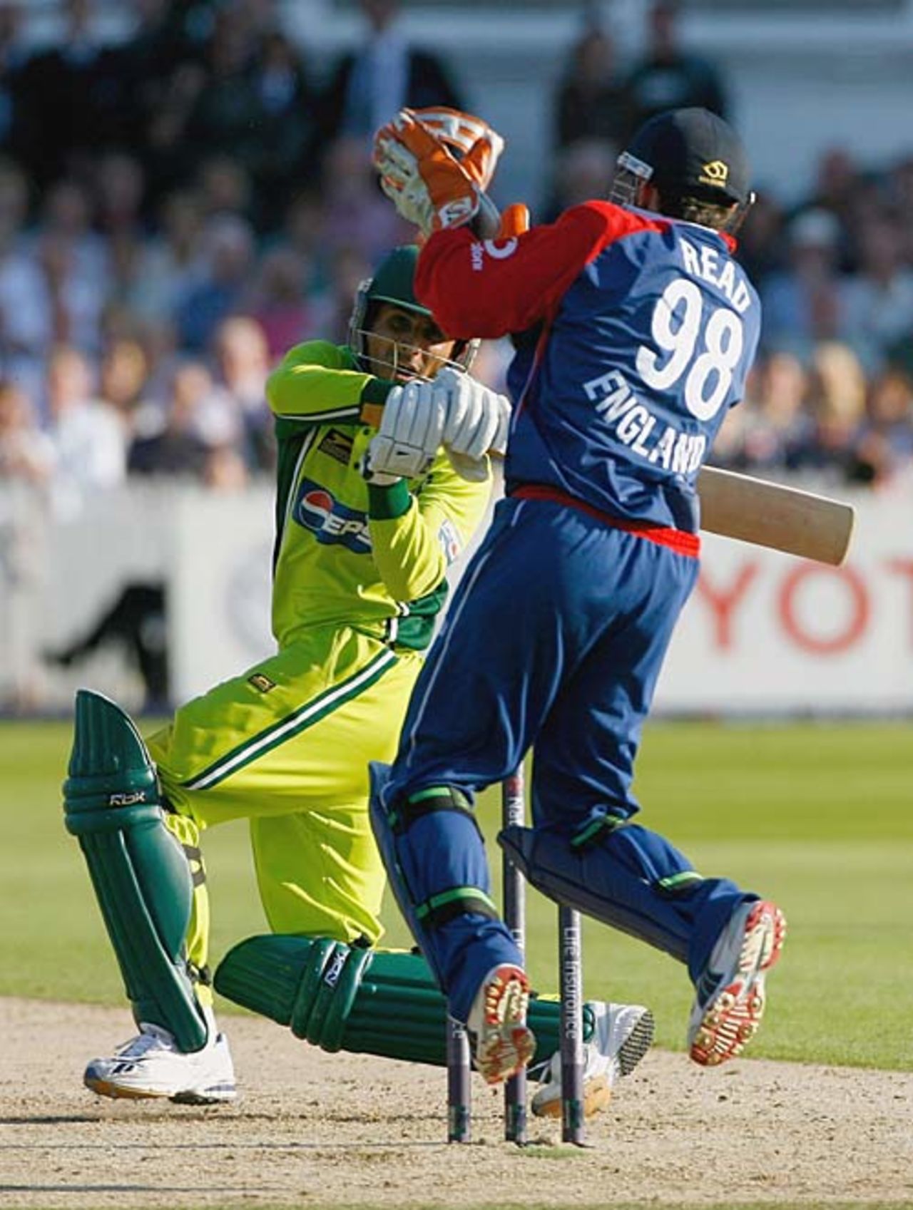 Chris Read jumps up but Abdul Razzaq chips it over the wicketkeeper's head, England v Pakistan, 4th ODI, Trent Bridge, September 8, 2006