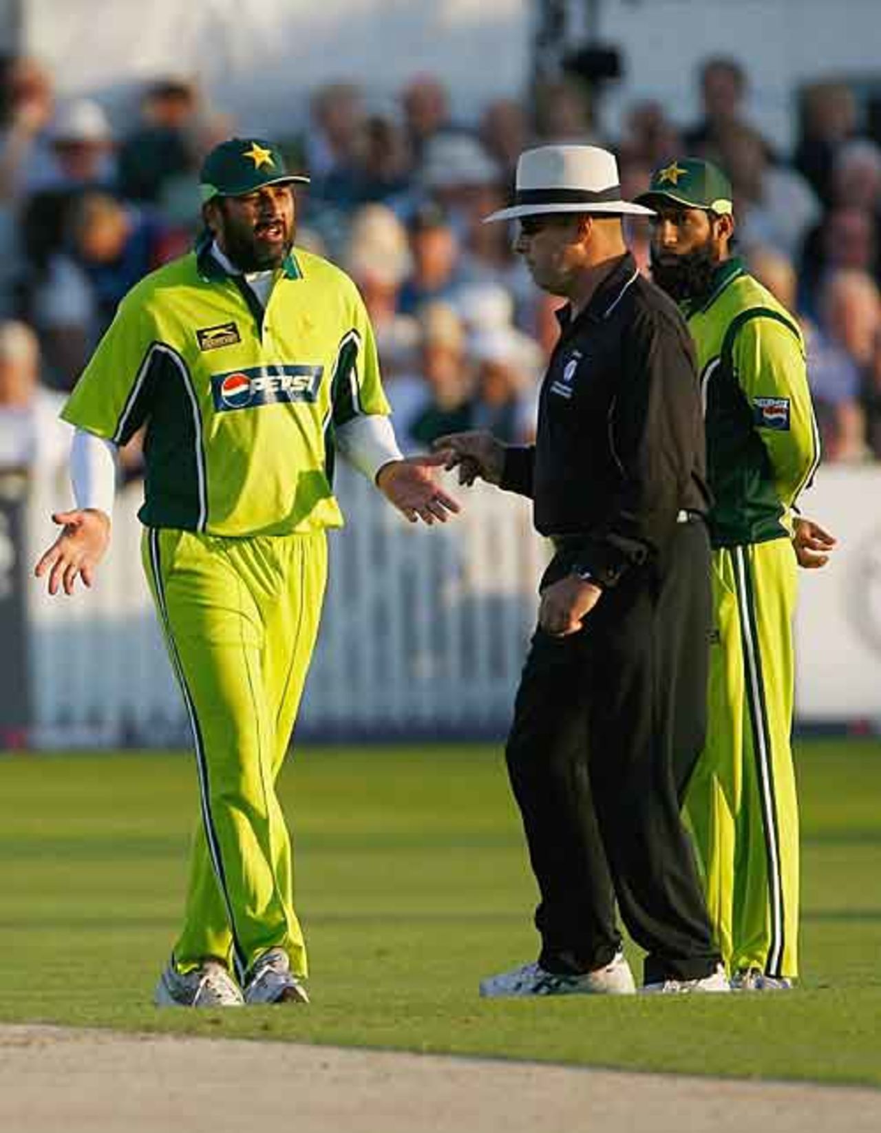 Inzamam-ul-Haq approaches Daryl Harper about the Strauss catch, England v Pakistan, 4th ODI, Trent Bridge, September 8, 2006