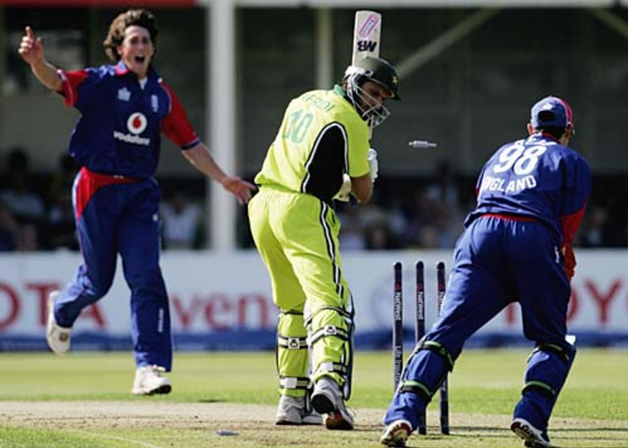 Shahid Afridi is bowled by Jon Lewis, England v Pakistan, 5th ODI, Edgbaston, September 10, 2006